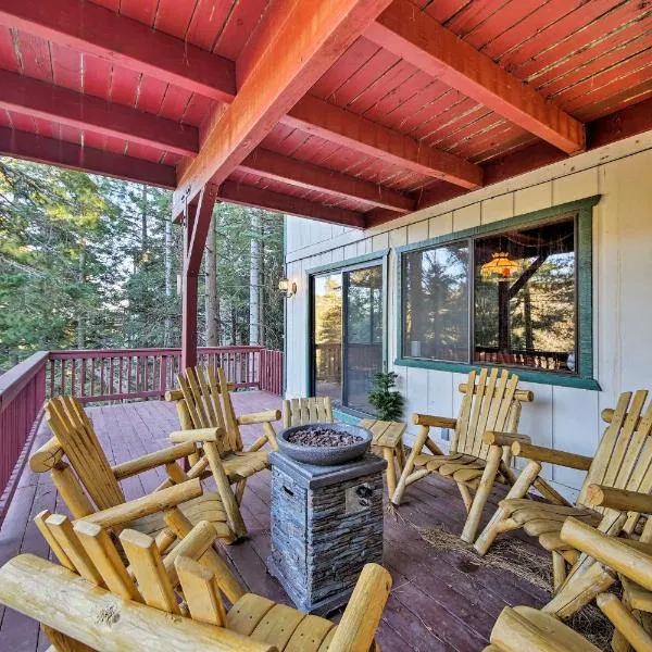 Spacious Lake Arrowhead Home with 2 Decks and Views, hotel en Lake Arrowhead