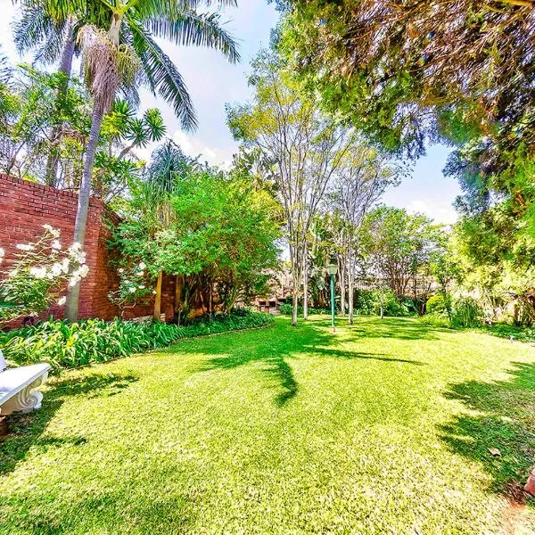 Amper Bo Guest House, hotel v destinaci Pretoria