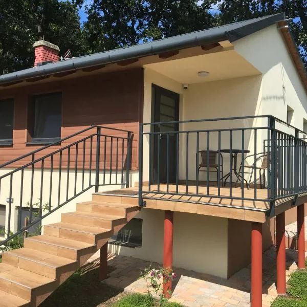 Balaton Wellness Tom Cat nyaraló 1 wellness és 1 gyermekbarát apartmannal, hotel in Kővágóörs