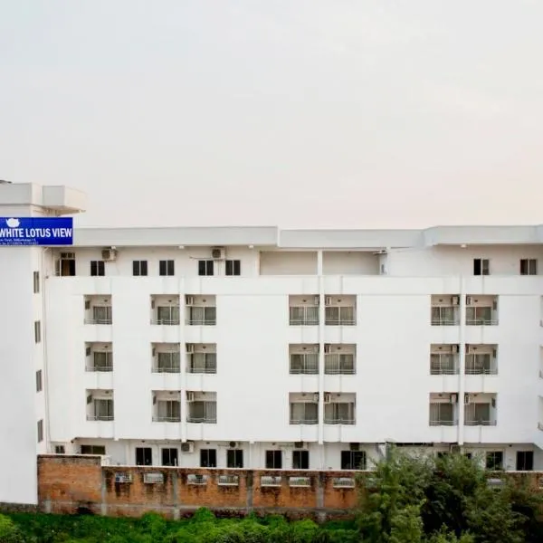 Hotel The White Lotus View Pvt Ltd, hotel in Bhairāhawā