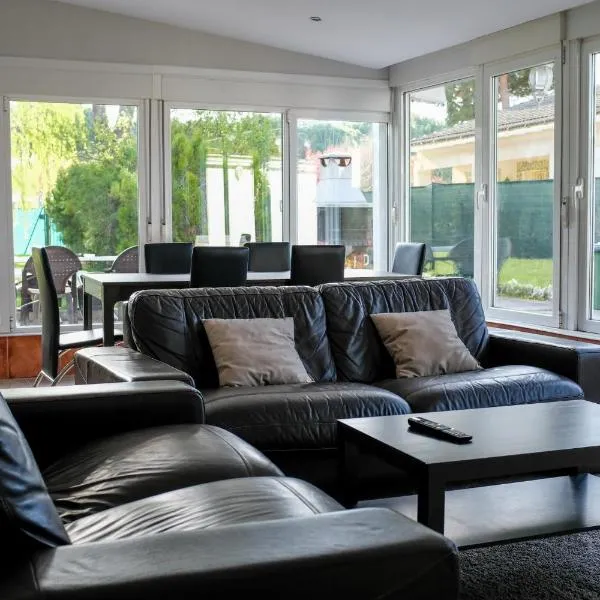 Chalet Medina del Campo entrepinares、El Campilloのホテル