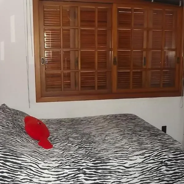 Alugo quarto com internet、ポルト・アレグレのホテル