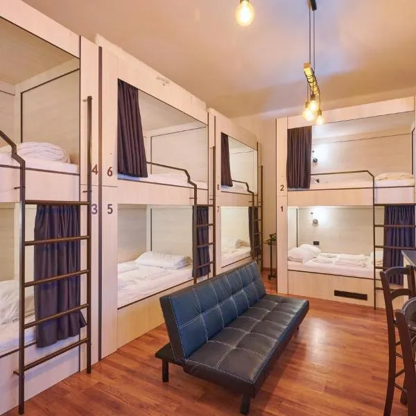 SECRET boutique Hostel, hotel in Braşov