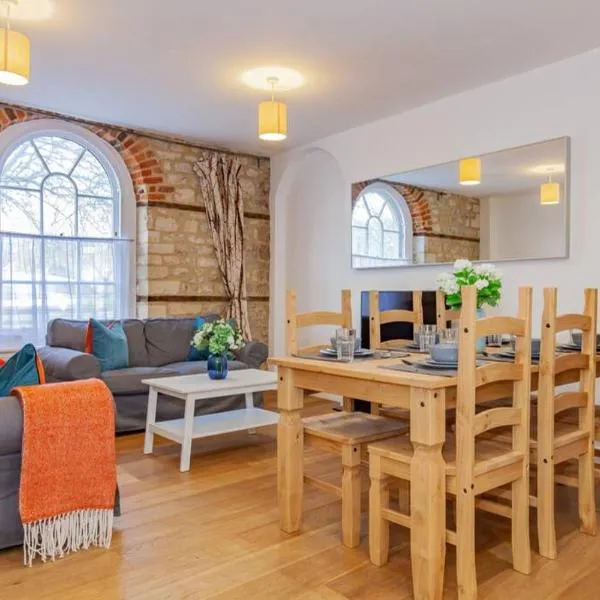 Unique and quirky central apartment with parking，位于牛津的酒店