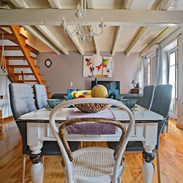 Luxury Family House with Backyard, hotell sihtkohas Mantoúkion