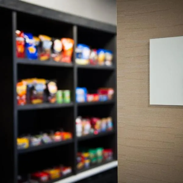 Holiday Inn Express and Suites Madison Central by IHG, ξενοδοχείο στο Μάντισον