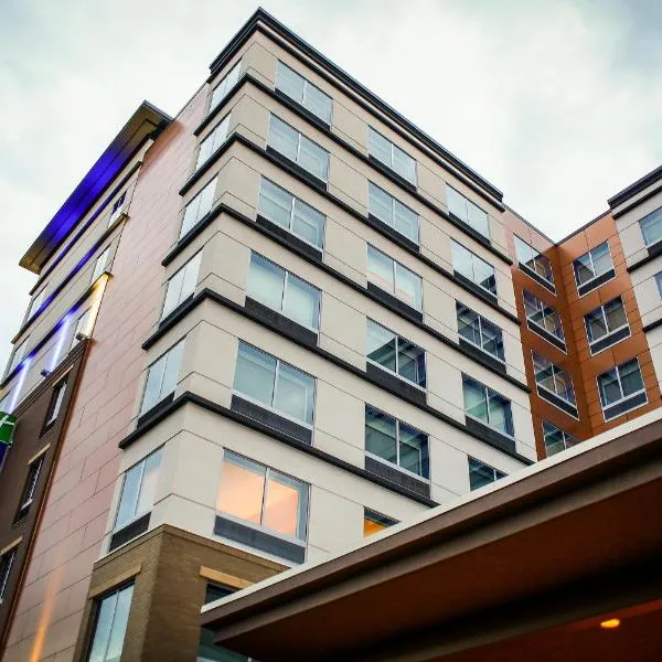 路易斯维尔市中心智选假日酒店及套房，位于路易斯威尔的酒店