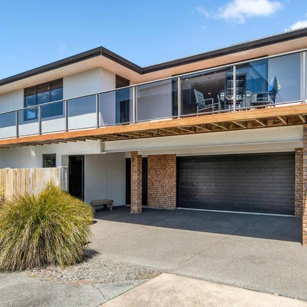 Sparkling Ocean Views - Papamoa Holiday House