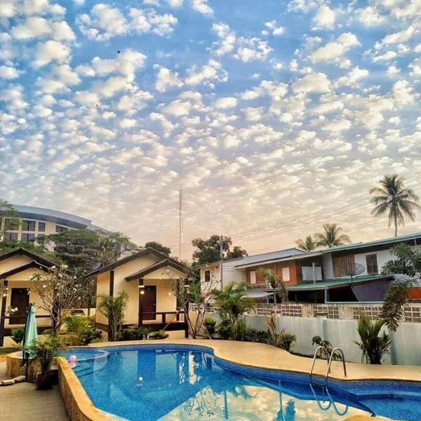 SUNRAY Guesthouse สุนันท์บ้านพักริมคลอง, hotell i Uthai Thani