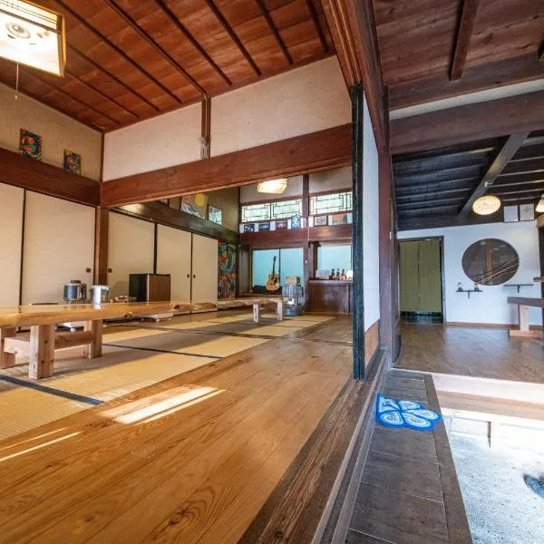 private accommodation隠岐貸切古民家宿くすぶるハウス, hotel v Okinoshimě