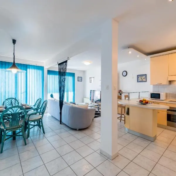 Sea view Apartment Reno w/garage，斯普利特的飯店