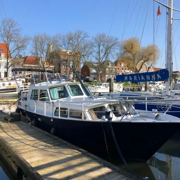 Boot & Breakfast - slapen op het water, ξενοδοχείο σε Enkhuizen