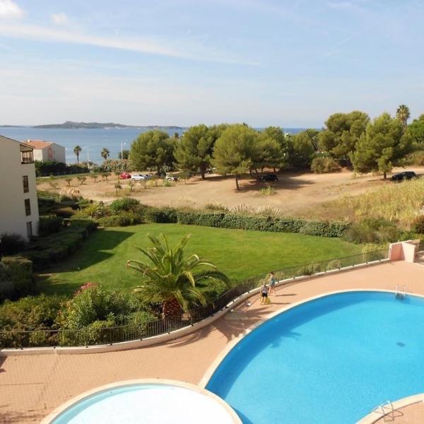 Appartement 2 chambres avec piscine face à la mer à La Coudouliere