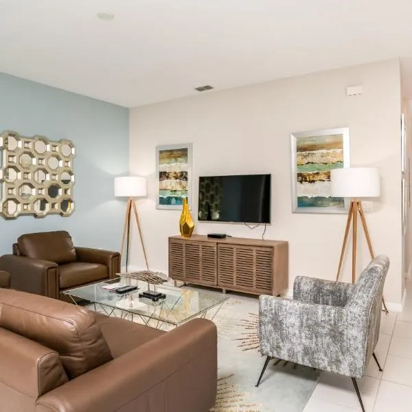 Beautiful Furnished Townhome w Private Pool, hotel in Kissimmee