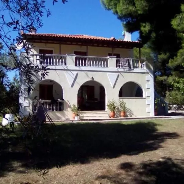 Pine tree house, hotel v destinaci Troulos