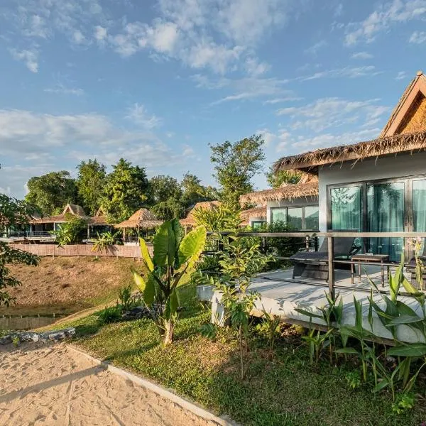 The Sanctuary Nam Ngum Beach Resort, hotel en Vang Vieng