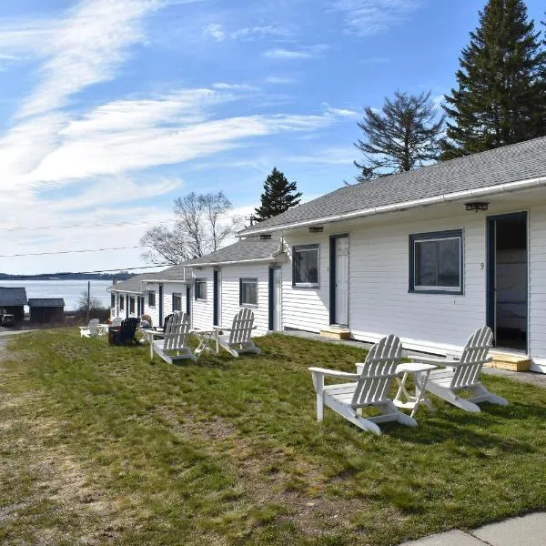 Friars Bay Inn & Cottages，位于Welshpool的酒店
