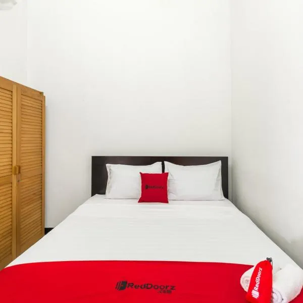 RedDoorz near Widya Mandala University, hotel i Surabaya