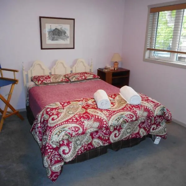 Queen, walk to village center, hotel v destinaci Whitehorse