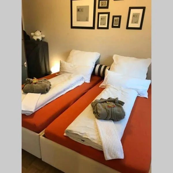 Sonnig, modern, zentral mit Parkhaus nebenan checkin123, hotel v destinaci Wiesbaden