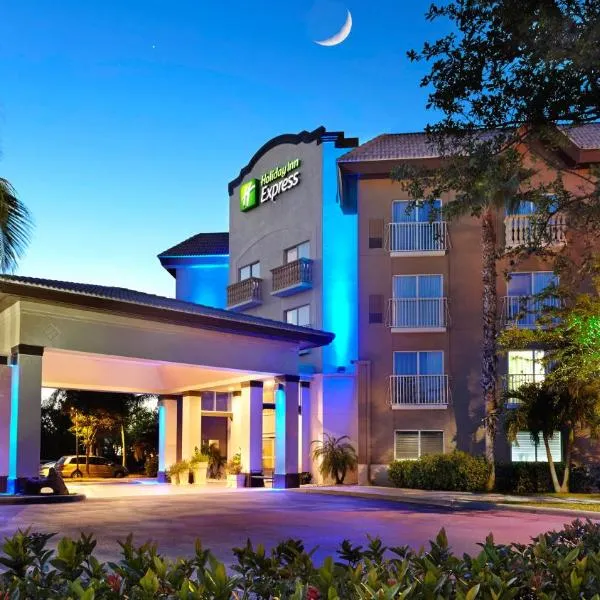 Holiday Inn Express & Suites Naples Downtown - 5th Avenue by IHG, hôtel à Naples