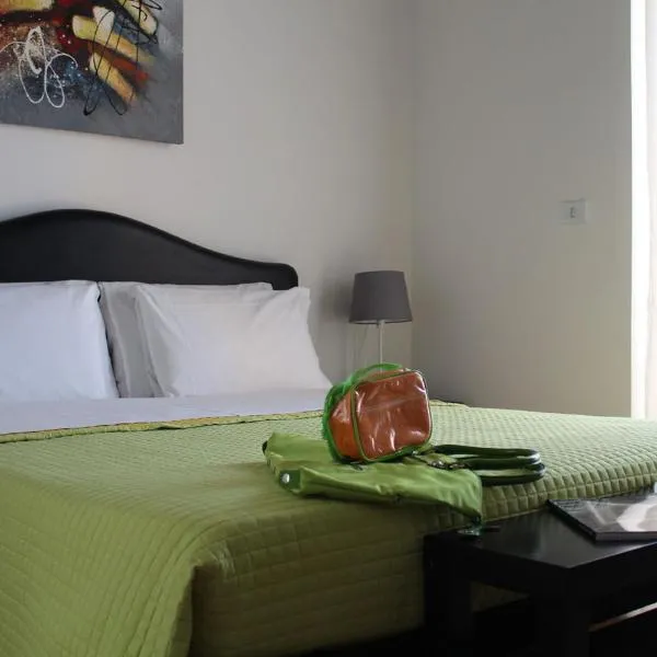 Hotel La Ruota Dei Pavoni، فندق في أوزيمو