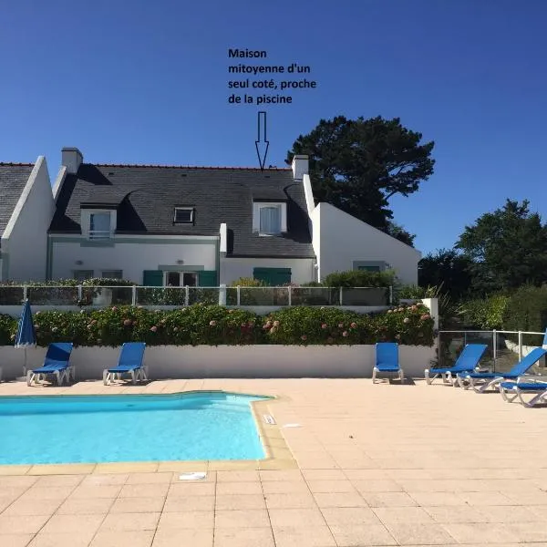 Maison de vacances de 56 m2 dans résidence avec piscine chauffée proche plages, Hotel in Locmaria