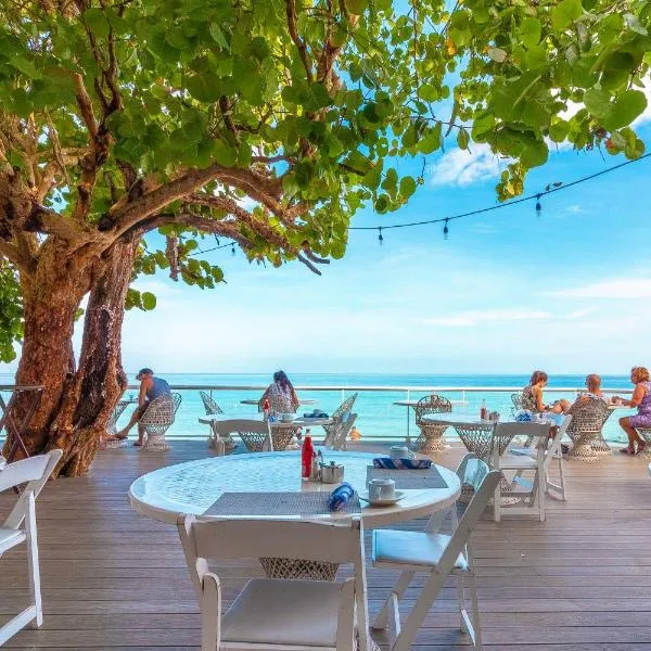 Travellers Beach Resort, ξενοδοχείο στο Νεγκρίλ