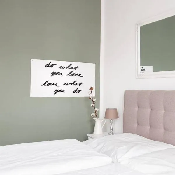 SC 05 by ROCKCHAIR Apartments l SUPERHOST Status l 2 Bedrooms Boxspringbeds Balcony Elevator - Cozy Family & Business Flair welcomes you!, hotell Berliinis