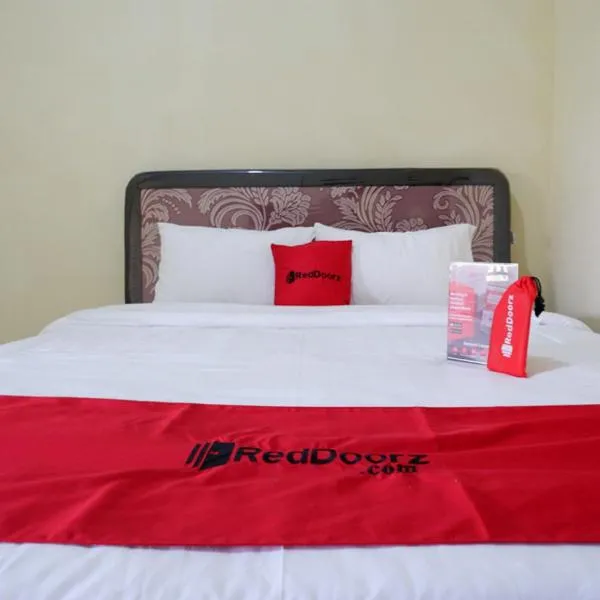 RedDoorz near Lippo Plaza Buton, hotell i Baubau