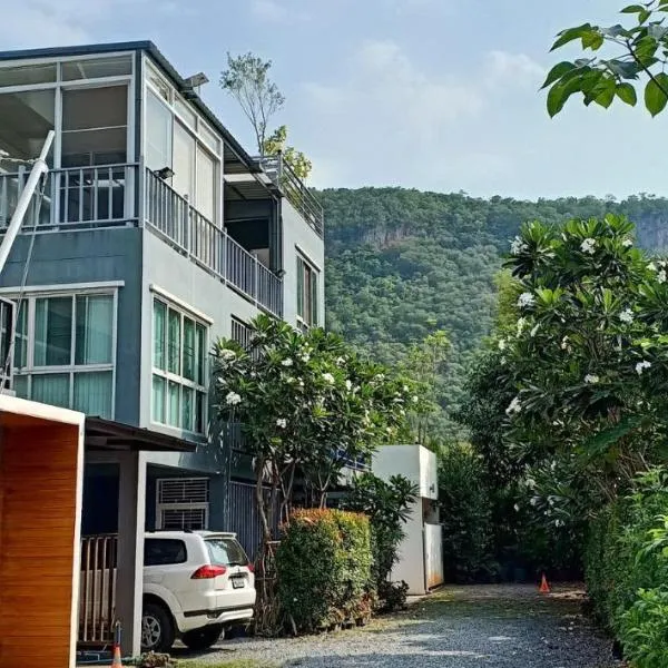 1st House of Happiness at Khao Yai 1-4 bed open 1 bedroom for each 2 adults, Hotel in Pak Chong