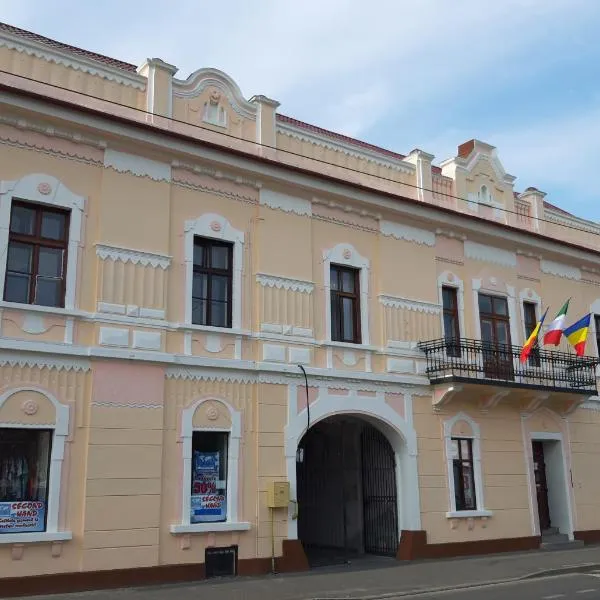 BOUL ROSU RESIDENCE free private parking, hotel in Arad