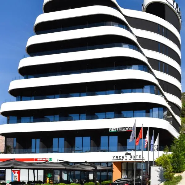 Yacht Hotel, hotel di Vlorë