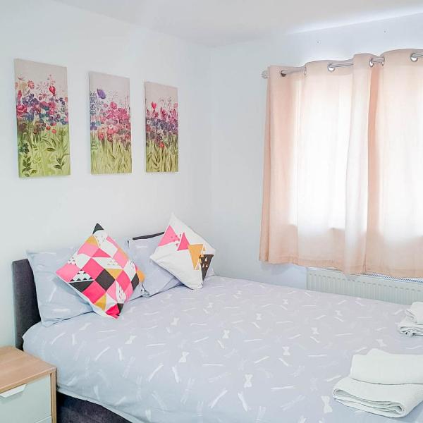 Airport Lounge - 3 Bed - 6 Persons, Manchester