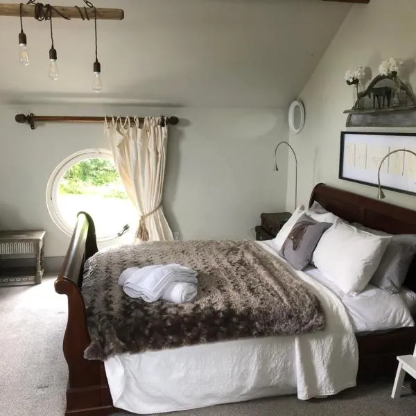 The Jockey Room Hideaway, Hotel in Spurstow