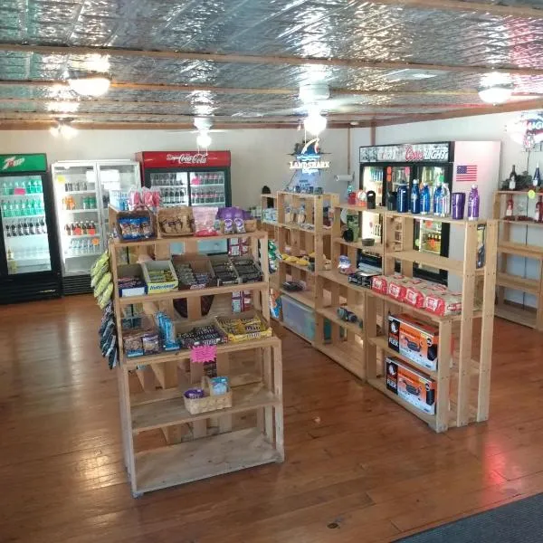 Top of the Hill RV Resort & Cabins，位于Waring的酒店