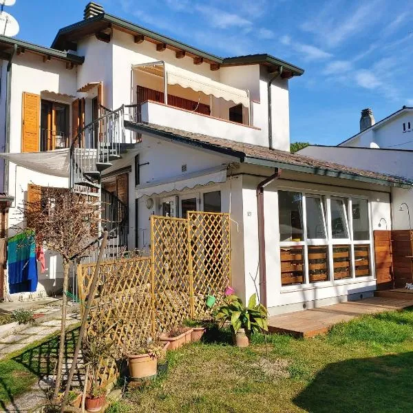 Charming house in Marina di Ravenna with fenced garden, hotel v destinaci Marina di Ravenna