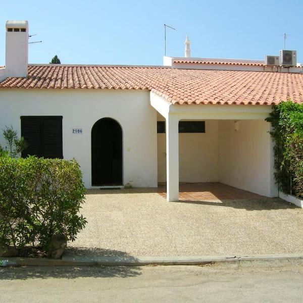 2 bedrooms house at Albufeira 400 m away from the beach with furnished garden