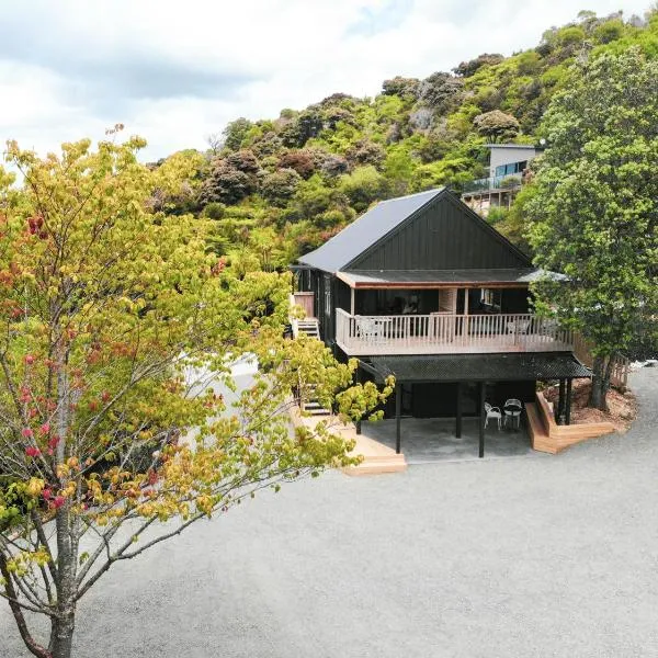 Tui & Nikau Cabins, hotel in Mangawhai