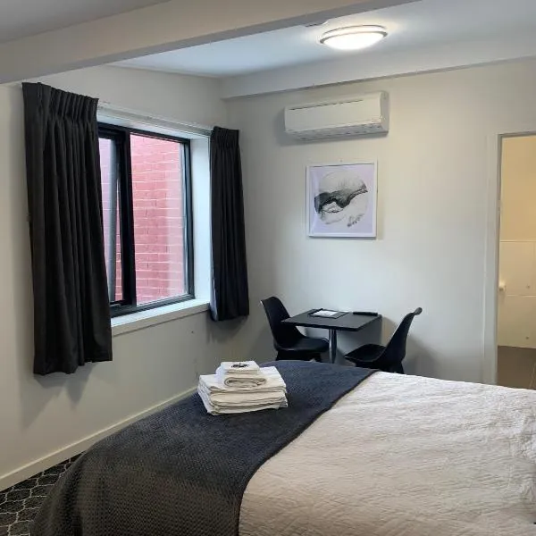 Queens Arms Hotel, khách sạn ở Longford