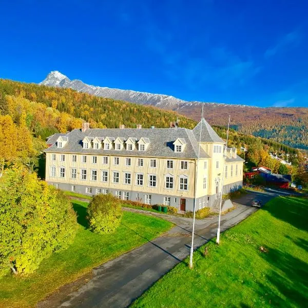 Solhov, Castle of the Lyngen Alps, hotel em Lyngseidet