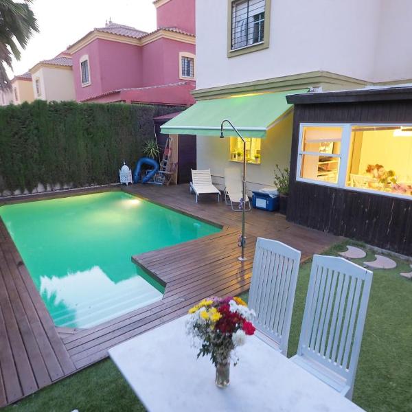 4 bedrooms villa with private pool enclosed garden and wifi at Tomares