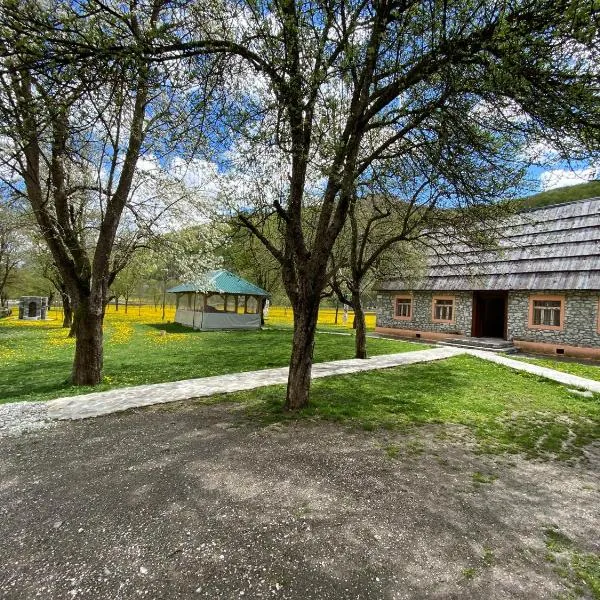 Peraj Guesthouse, hotel v destinaci Vermosh