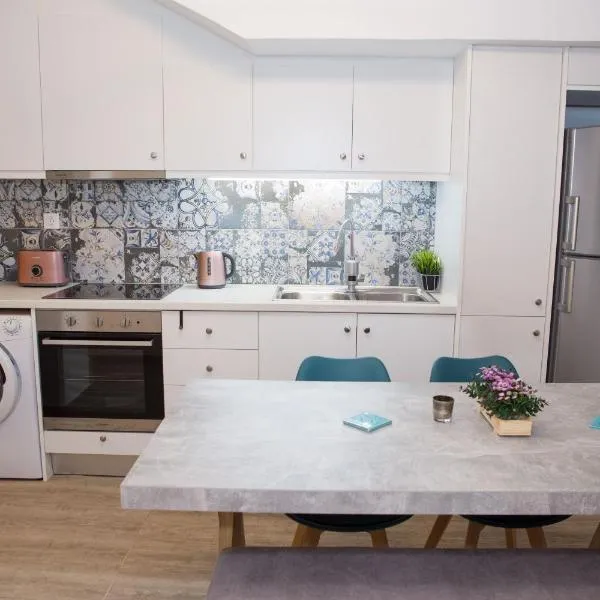 Stylish, comfortable, basement loft-like apartment with amenities, hotel in Athens