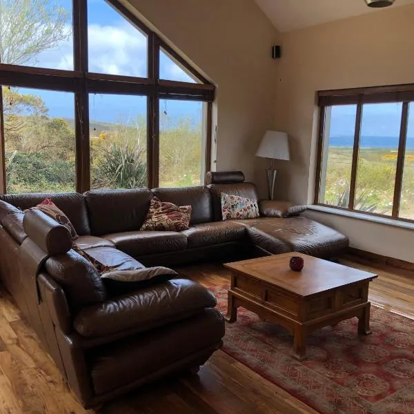 House with sea views close to Beach with WiFi and large kitchen and dining, hotel v destinaci Ardnagreevagh