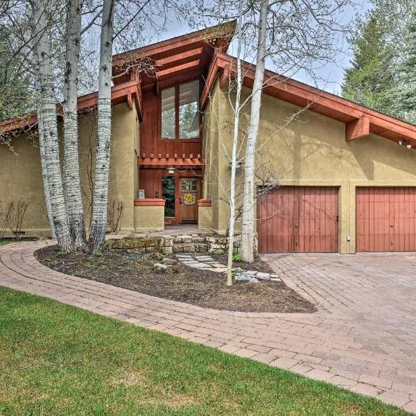 Luxe Sun Valley Retreat w/ Hot Tub, 3 Mi to Resort,太陽谷的飯店