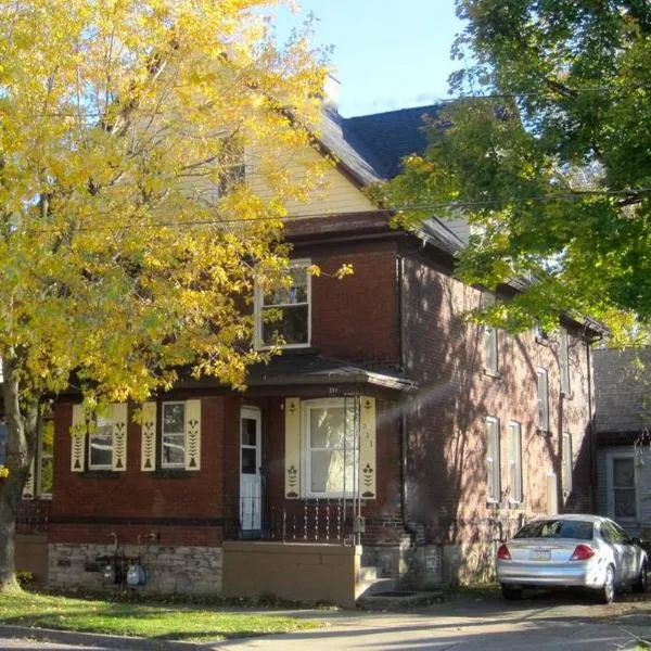 Great Gorge Guesthouse - Walk to the Falls, the Casino and all Downtown Restaurants - Across from the Aquarium, hotel in Niagara Falls