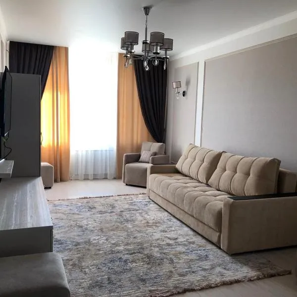 2-ухкомнатная современная новая квартира в центре города, Hotel in Qostanai