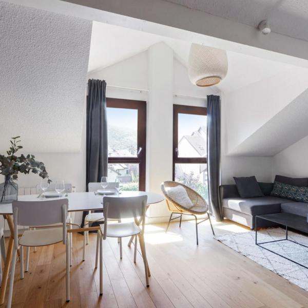 Cozy two-bedroom duplex in Old Town Annecy - Welkeys