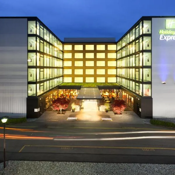 Holiday Inn Express Zürich Airport by IHG, hotel in Rümlang